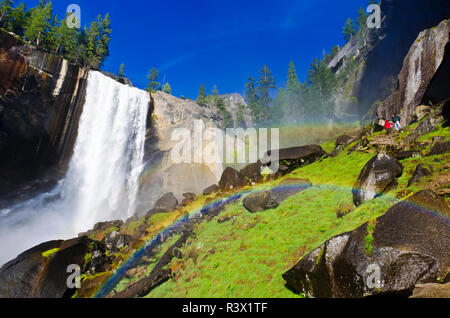 Vernal Falls und Wanderer auf dem Mist Trail, Yosemite National Park, Kalifornien, USA Stockfoto