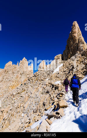 Wanderer auf dem Mount Whitney Trail, Sequoia National Park, in den Bergen der Sierra Nevada, Kalifornien, USA (MR) Stockfoto