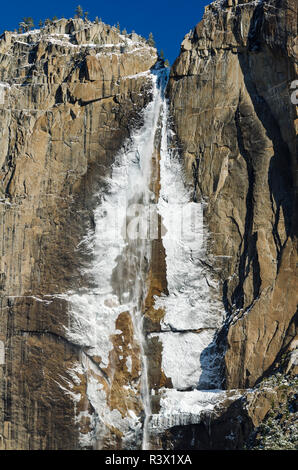 Eisbedeckten upper Yosemite Falls im Winter, Yosemite National Park, Kalifornien, USA Stockfoto