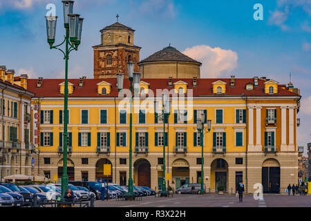 Italien Piemont Cuneo Piazza Galimberti - Ansicht mit Dom Stockfoto