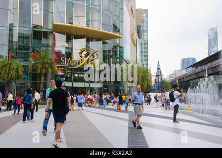 Touristen vor Einkaufszentrum Siam Paragon Stockfoto