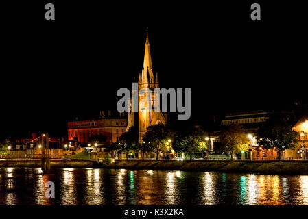 Eine kulturelle Hauptstadt der schottischen Highlands, Stadt Inverness. Nacht Stadtbild mit iconic Freikirche von Schottland, eine der wichtigsten touristischen attracture Stockfoto