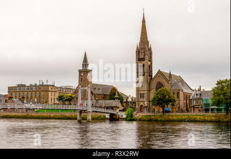 Herrlichen gotischen Stil freien Kirche von Schottland und kleinere, aber ältere Alte Kirche im Stadtzentrum von Inverness, Schottland Stockfoto