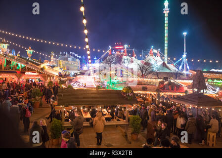 LONDON, Großbritannien - 23 November, 2018 Hyde Park Winter Wunderland traditioneller Jahrmarkt mit Nahrungsmitteln und Getränken Buden, Karussells, Preise zu gewinnen, und Weihnachten ac Stockfoto