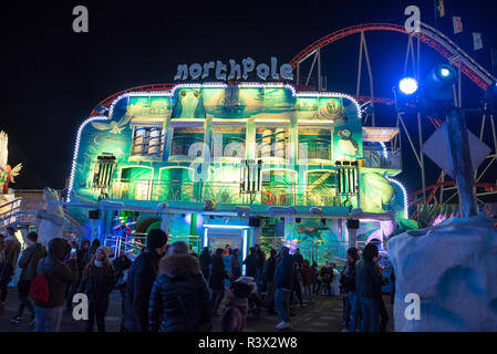 LONDON, Großbritannien - 23 November, 2018 Hyde Park Winter Wunderland traditioneller Jahrmarkt mit Nahrungsmitteln und Getränken Buden, Karussells, Preise zu gewinnen, und Weihnachten ac Stockfoto