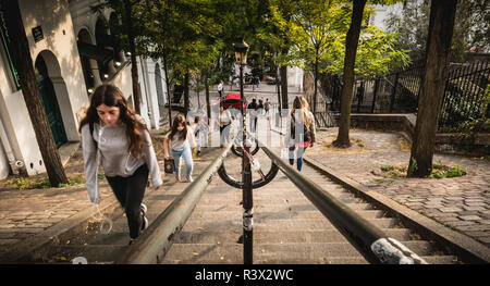 Paris, Frankreich, 6. Oktober, 2018: die Menschen bewegen sich auf der berühmten Treppe des Montmartre ein Tag der Herbst Stockfoto