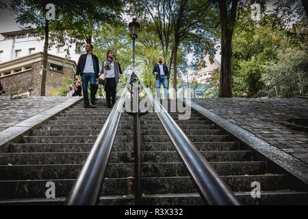 Paris, Frankreich, 6. Oktober, 2018: die Menschen bewegen sich auf der berühmten Treppe des Montmartre ein Tag der Herbst Stockfoto