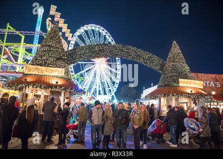 LONDON, Großbritannien - 23 November, 2018 Hyde Park Winter Wunderland traditioneller Jahrmarkt mit Nahrungsmitteln und Getränken Buden, Karussells, Preise zu gewinnen, und Weihnachten ac Stockfoto