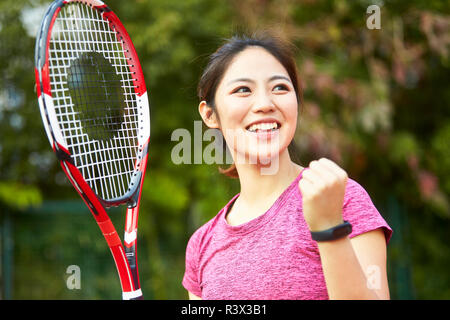 Outdoor Portrait Of Happy asiatische Frau weibliche Tennisspieler Stockfoto