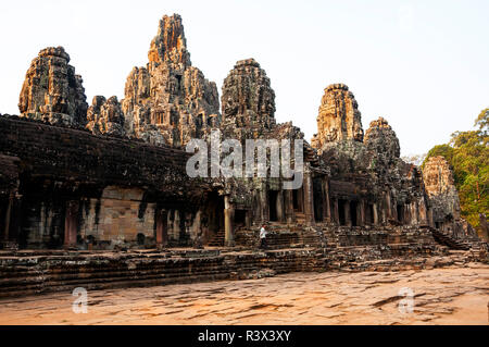 Angkor Thom. Der Bayon Staatstempel aus dem 12. Jahrhundert von Jayavarman VII. Teil von Angkor Thom am frühen Morgen in Angkor, Kambodscha Stockfoto