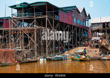 Stelze oder gestelzte Fischerdorf Häuser, die in der trockenen Jahreszeit, am Ufer der Mündung zum Tonle Sap See, Kambodscha gelegen Stockfoto