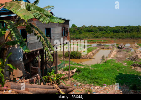 Stelze oder gestelzte Fischerdorf Haus in der trockenen Jahreszeit, mit Gemüsegarten See Tonle Sap, Kambodscha Stockfoto