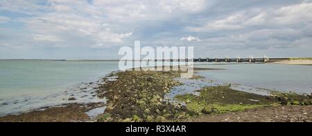 Die Oosterschelde Sturmflutwehr zwischen schouwen - duiveland und Noord-beveland Süden der Niederlande Stockfoto