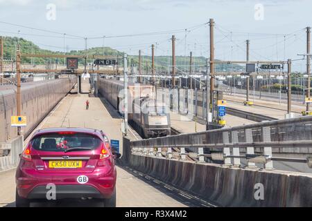 Channel Tunnel, England - Juni 4, 2017: Autos über die Hohe Geschwindigkeit Eurostar Züge für den Kanaltunnel zwischen Frankreich und England. Stockfoto