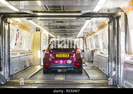 Channel Tunnel, England - Juni 4, 2017: Autos an Bord des High speed Eurostar Züge für den Kanaltunnel zwischen Frankreich und England Stockfoto