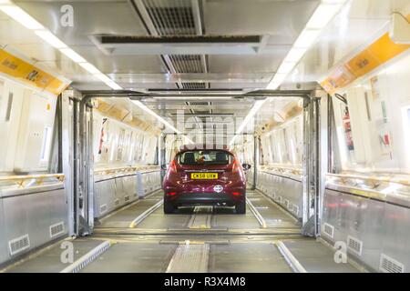 Channel Tunnel, England - Juni 4, 2017: Autos an Bord des High speed Eurostar Züge für den Kanaltunnel zwischen Frankreich und England Stockfoto