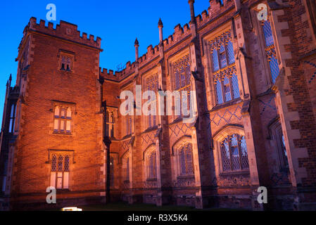 Fassade der Lanyon Gebäude, Queen's University, Belfast, Nordirland in der Nacht. Stockfoto