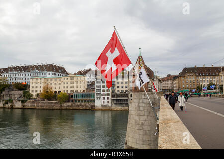 Mittlere Brücke über den Rhein in Basel mit hängenden schweizer Fahnen Stockfoto