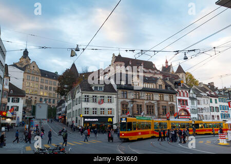 Stadtzentrum von Basel, mit Menschen, zu Fuß und Straßenbahn vor der historischen Häuser Stockfoto