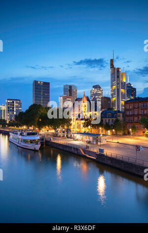 Skyline bei Dämmerung, Frankfurt am Main, Hessen, Deutschland Stockfoto