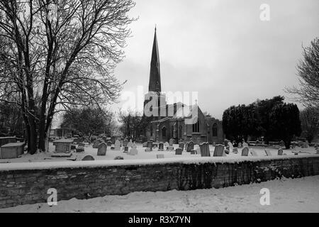 Schnee auf St Benedicts Kirche, Glinton Dorf, Cambridgeshire England Großbritannien Stockfoto