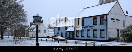 Schnee auf dem Dorf grün, Werrington Dorf, Cambridgeshire, England, Großbritannien Stockfoto