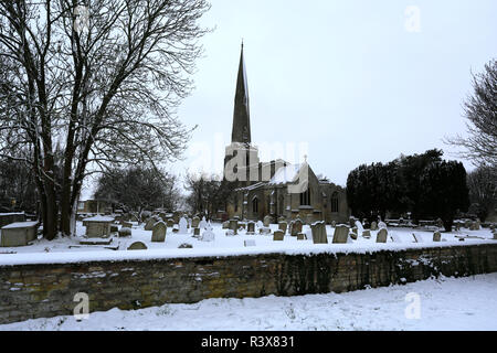 Schnee auf St Benedicts Kirche, Glinton Dorf, Cambridgeshire England Großbritannien Stockfoto