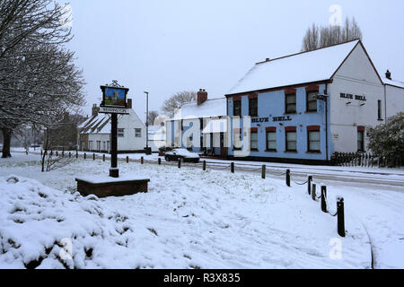 Schnee auf dem Dorf grün, Werrington Dorf, Cambridgeshire, England, Großbritannien Stockfoto