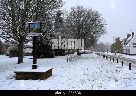 Schnee auf dem Dorf grün, Werrington Dorf, Cambridgeshire, England, Großbritannien Stockfoto