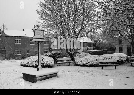 Schnee auf dem Dorf grün, Werrington Dorf, Cambridgeshire, England, Großbritannien Stockfoto