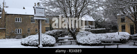 Schnee auf dem Dorf grün, Werrington Dorf, Cambridgeshire, England, Großbritannien Stockfoto