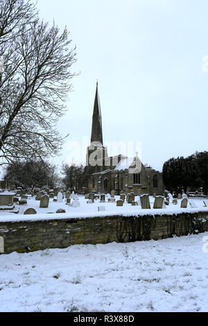 Schnee auf St Benedicts Kirche, Glinton Dorf, Cambridgeshire England Großbritannien Stockfoto