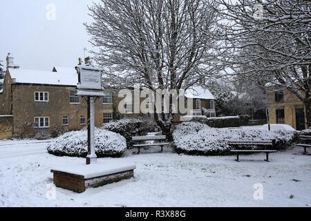 Schnee auf dem Dorf grün, Werrington Dorf, Cambridgeshire, England, Großbritannien Stockfoto