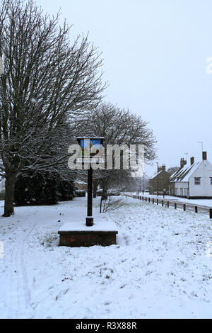 Schnee auf dem Dorf grün, Werrington Dorf, Cambridgeshire, England, Großbritannien Stockfoto