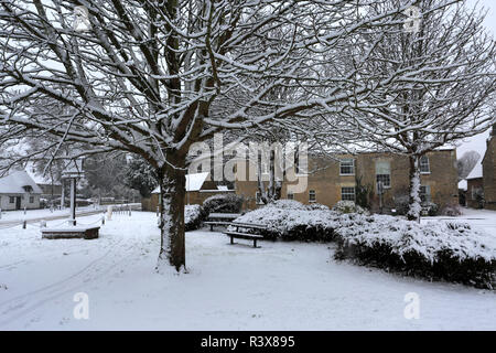 Schnee auf dem Dorf grün, Werrington Dorf, Cambridgeshire, England, Großbritannien Stockfoto