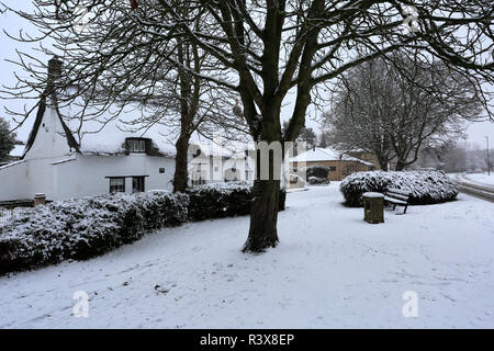 Schnee auf dem Dorf grün, Werrington Dorf, Cambridgeshire, England, Großbritannien Stockfoto