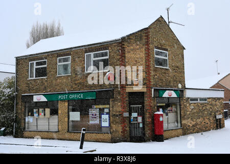 Schnee auf der Post, Village Green, Werrington Dorf, Cambridgeshire, England, Großbritannien Stockfoto