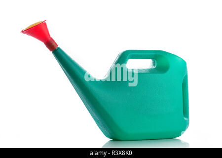 Gartengeräte: Nahaufnahme des Grünen landwirtschaftlichen Sprinkler isoliert auf weißem Hintergrund Stockfoto