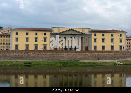 Fenster der Häuser der alten Häuser von Rom in Italien. Schönes Gebäude. Stockfoto