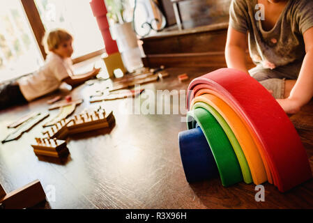 Kinder spielen mit Holz- Rainbow waldorf Montessori Stockfoto