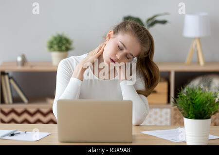 Müde Mädchen massierenden Hals leiden unter Rückenschmerzen Stockfoto