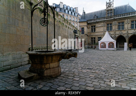 Der Innenhof und der gut am Musée de Cluny in Paris - das nationale Museum des Mittelalters. Der gargoyle auf dem Gut der "Wilde Mann" stammt aus Stockfoto