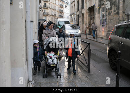 Jüdische Kinder auf ihrem Weg von der Schule nach Hause im Marais-Viertel von Paris. Jan. 17, 2018 Stockfoto