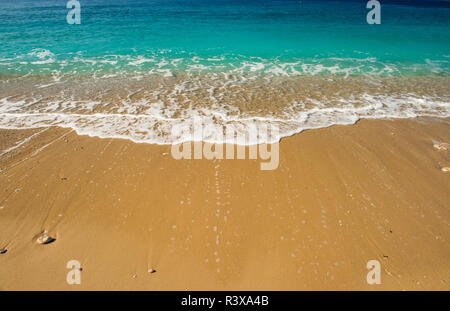 Weiche Welle von Blue Ocean am Sandstrand. Hintergrund Stockfoto