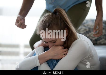 Angst Frau weinen Angst vor häuslicher Gewalt Stockfoto