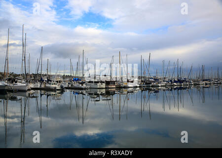 Shelter Island, San Diego, Kalifornien. Blauer Himmel bricht durch die Wolken und Wasser mit Booten auf der Marina Stockfoto