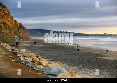 Kalifornien, Torrey Pines State Beach. Menschen zu Fuß auf Torrey Pines State Beach Stockfoto