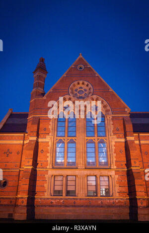 Fassade der Lanyon Gebäude, Queen's University, Belfast, Nordirland in der Nacht. Stockfoto