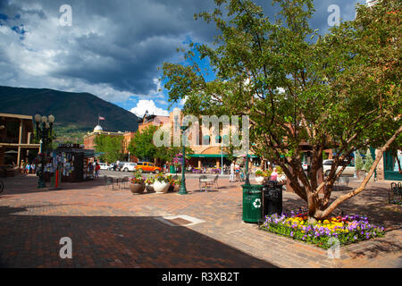 Aspen, USA - Juli 17,2013: Auf der Straße in Aspen. Aspen in Colorado Rocky Mountains, ist ein Wintersportort und das ganze Jahr über Ziel für Outdoor re Stockfoto