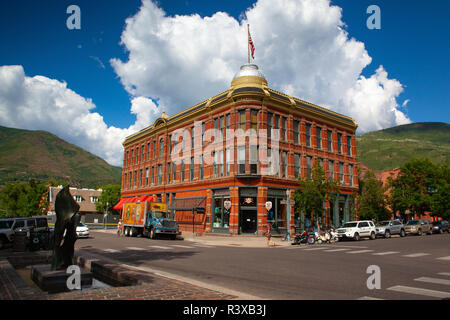 Aspen, USA - Juli 17,2013: Auf der Straße in Aspen. Aspen in Colorado Rocky Mountains, ist ein Wintersportort und das ganze Jahr über Ziel für Outdoor re Stockfoto